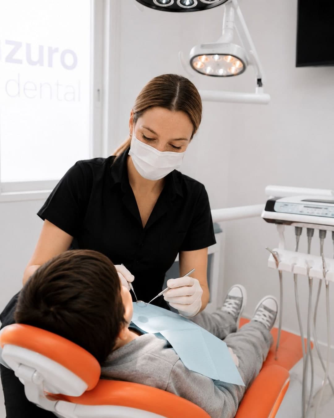 Odontóloga de Zuro Dental atendiendo a un niño en el consultorio