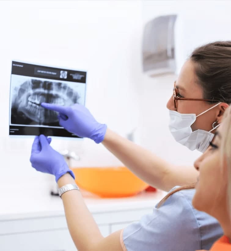 Odontóloga de Zuro Dental mostrándole a una paciente su radiografía en una consulta de urgencia