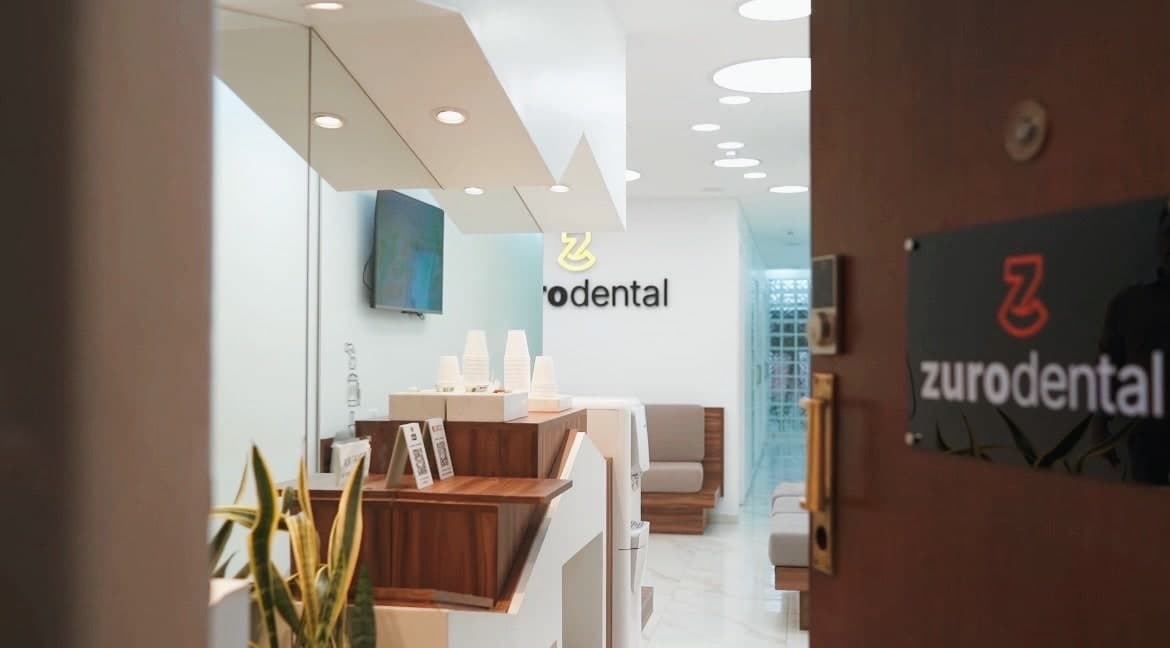 Entrada y recepción de la clínica Zuro Dental en Recoleta, con el logo en la puerta