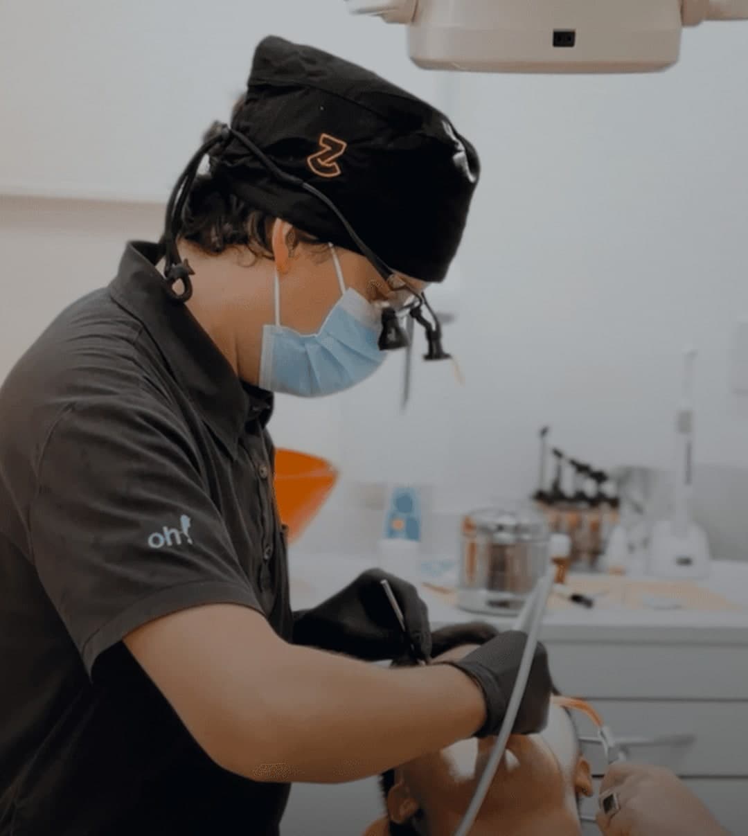 Endodoncista de Zuro Dental realizando un tratamiento de conducto con lupas de aumento