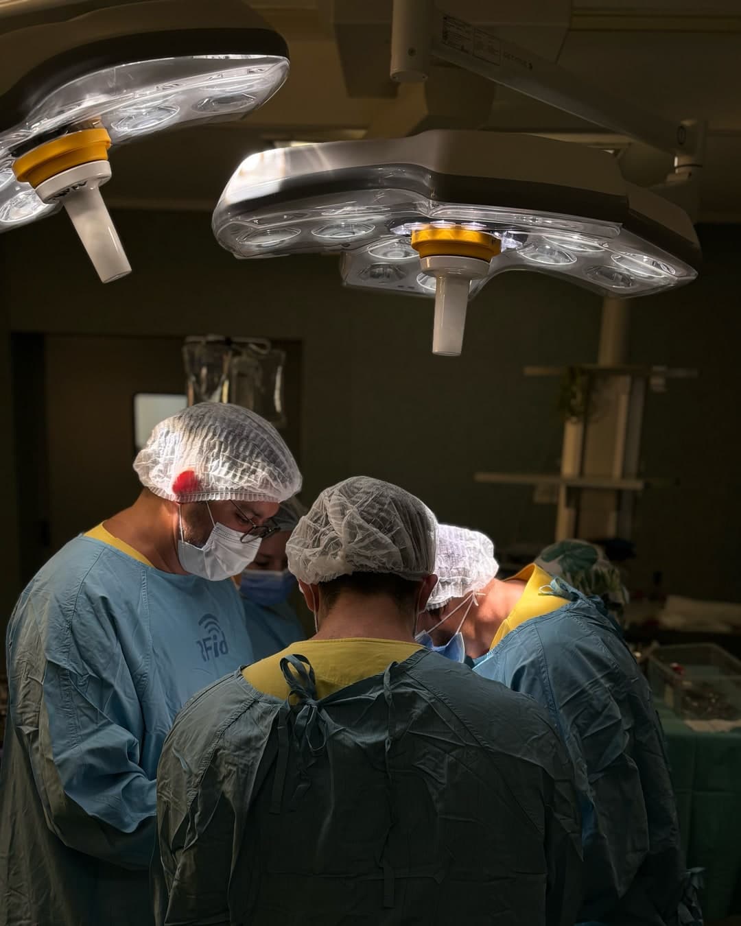 Equipo quirúrgico de Zuro Dental durante una cirugía en quirófano