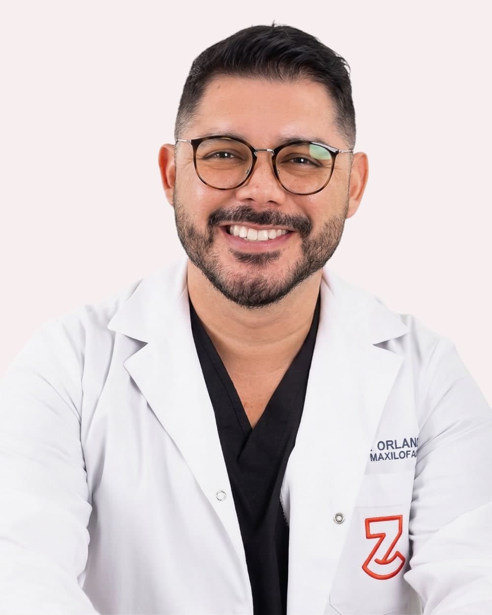 Dr. Orlando Zurita, cirujano maxilofacial y director clínico de Zuro Dental