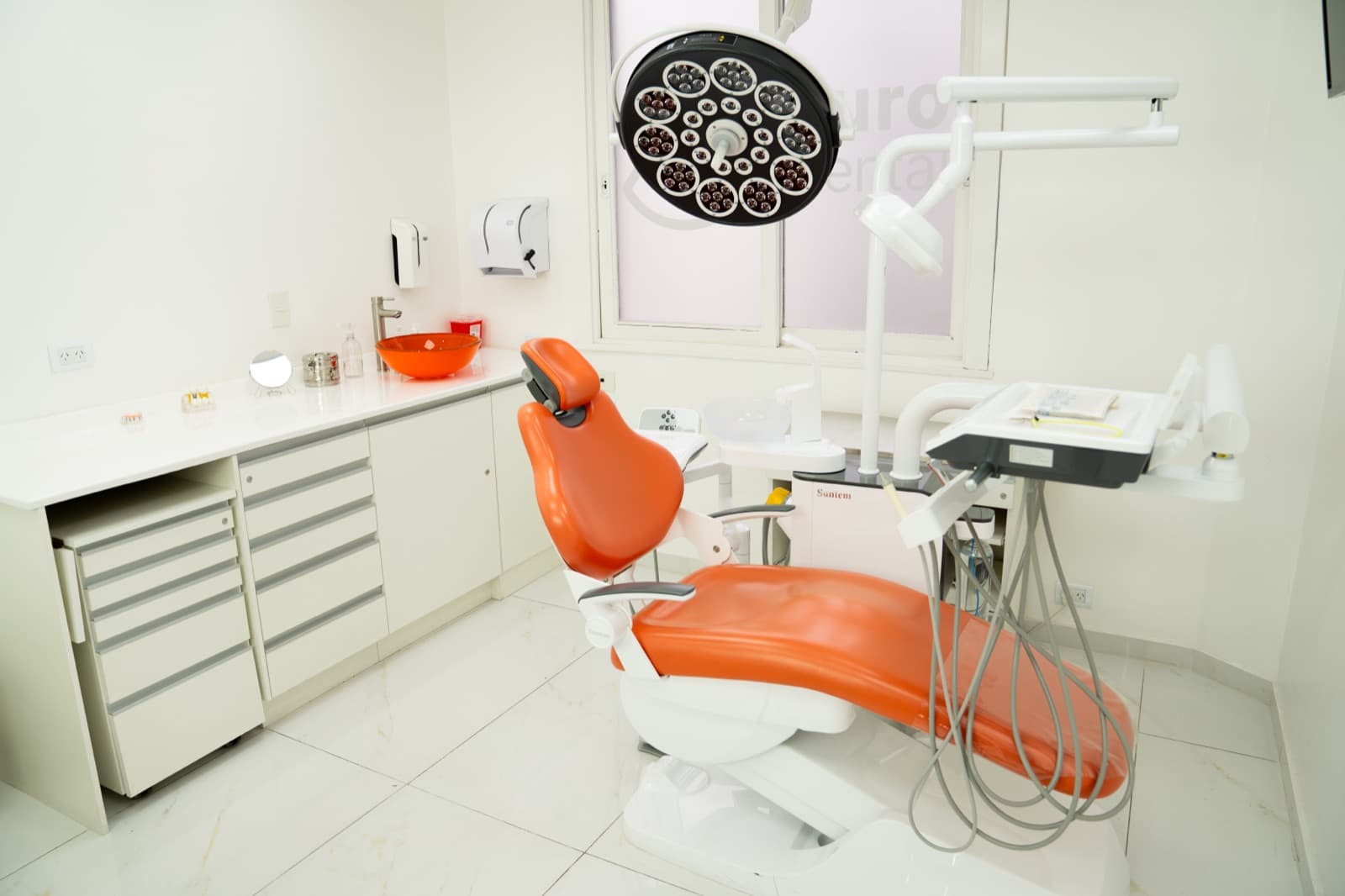 Consultorio odontológico de Zuro Dental con sillón y equipamiento moderno