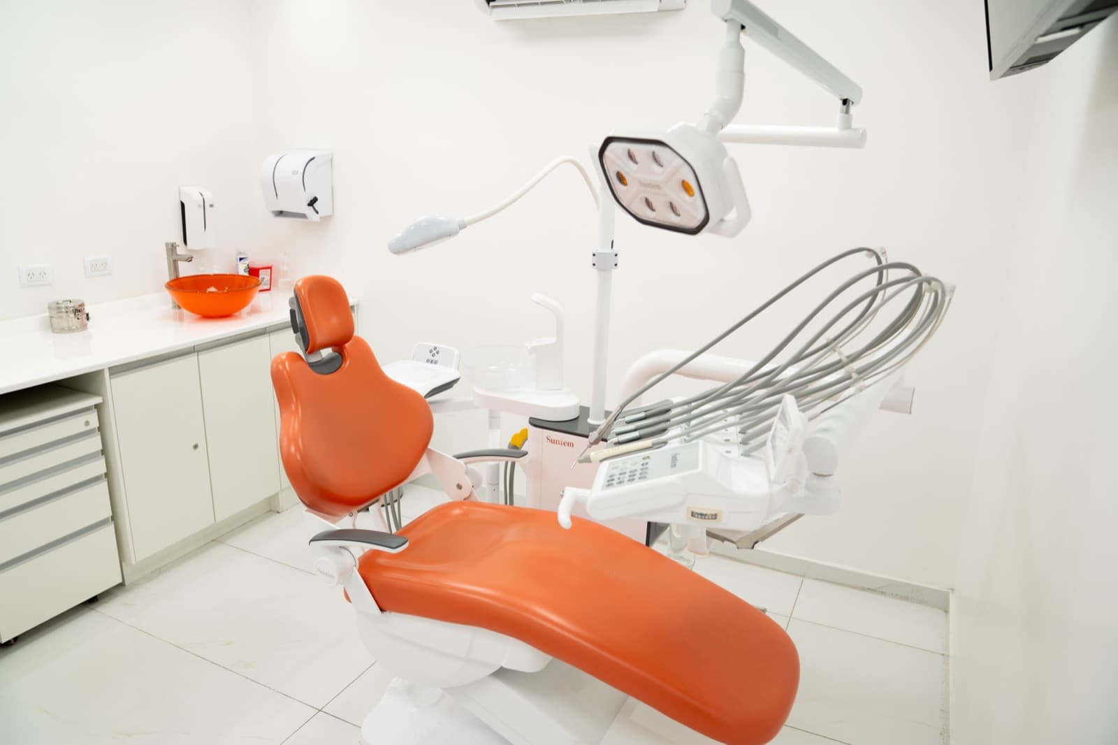 Box de atención odontológica equipado en la clínica Zuro Dental