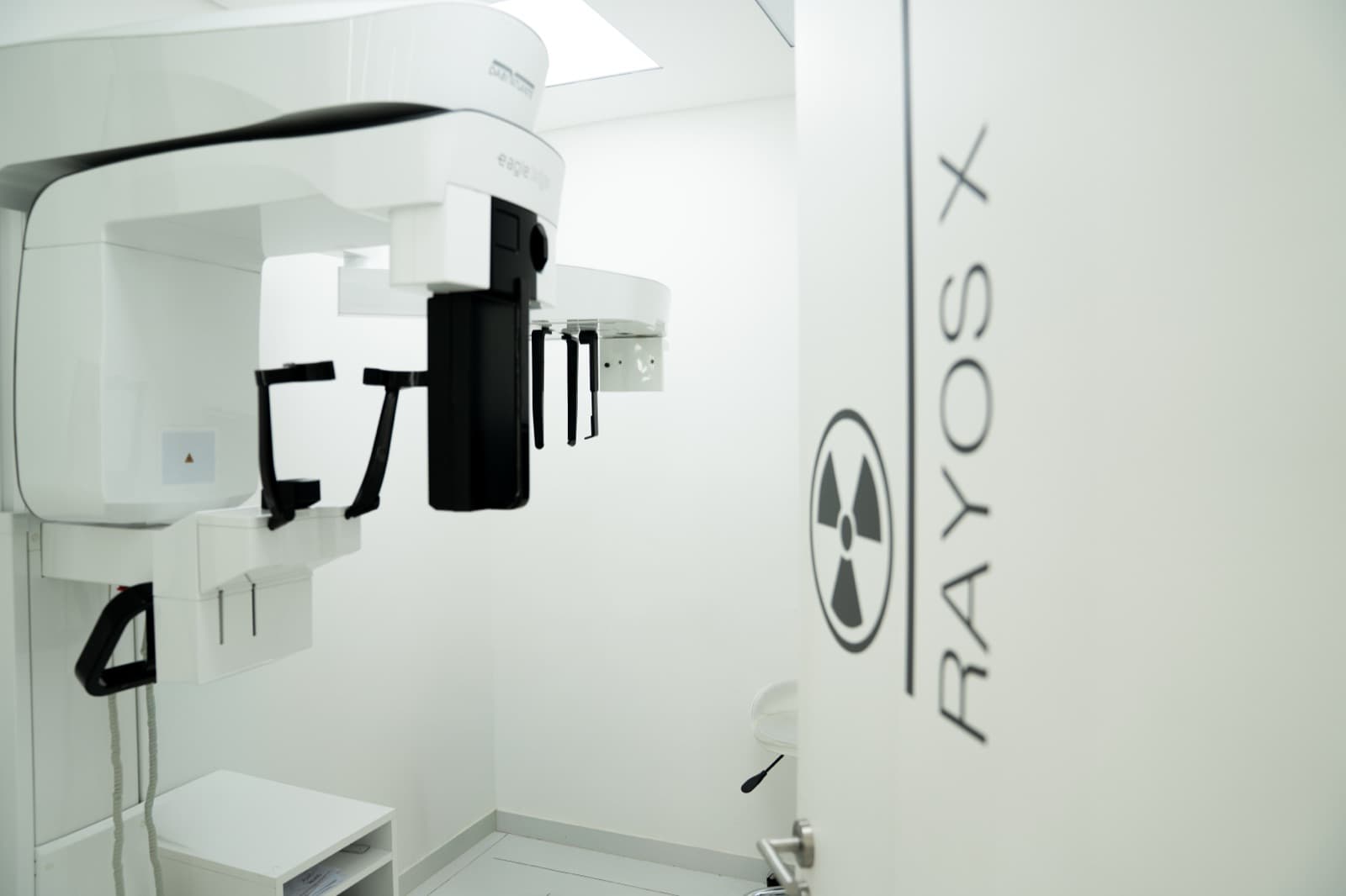 Sala de rayos X con equipo de radiografía panorámica propio en Zuro Dental