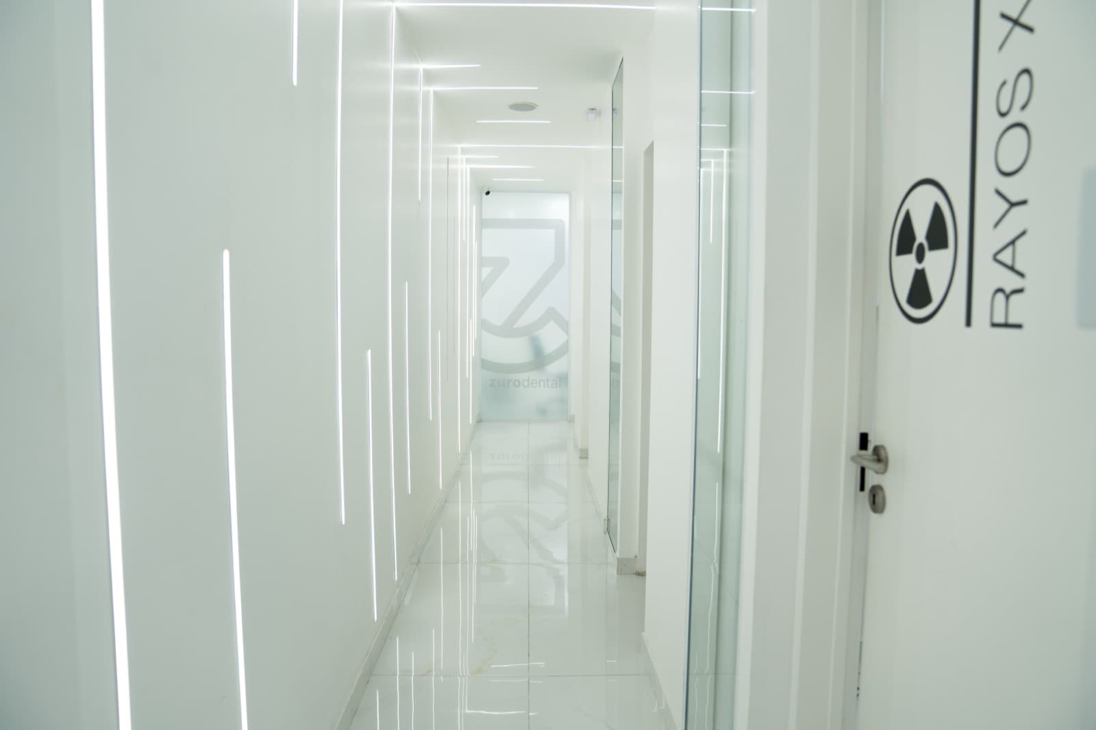 Pasillo moderno de la clínica Zuro Dental en Recoleta, camino a la sala de rayos X
