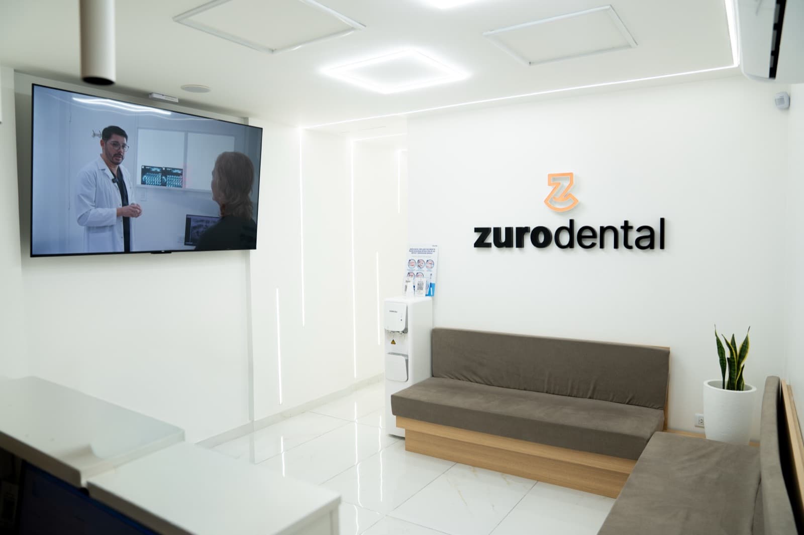 Sala de espera de Zuro Dental en Recoleta con el logo de la clínica